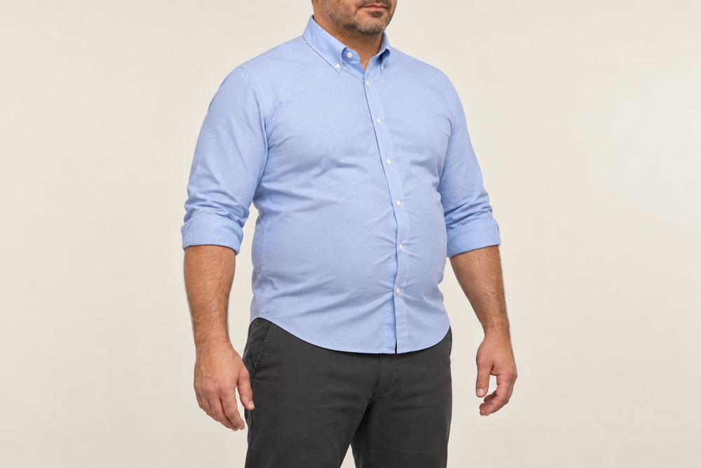 Comparación ilustrativa de calce · Hombre con camisa azul antes de usar la prenda